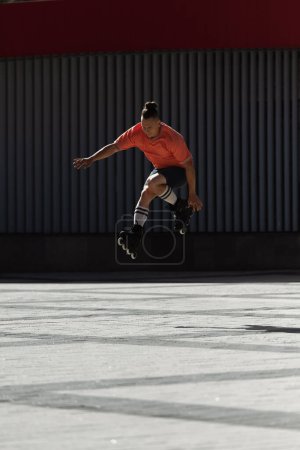 Junger Rollschuhfahrer trickst tagsüber auf Stadtplatz 