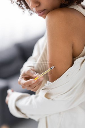 Téléchargez les photos : Vue recadrée d'une femme afro-américaine floue diabétique faisant une injection d'insuline - en image libre de droit