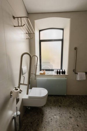 Foto de Interior of modern bathroom with toilet for disabled people in hotel - Imagen libre de derechos