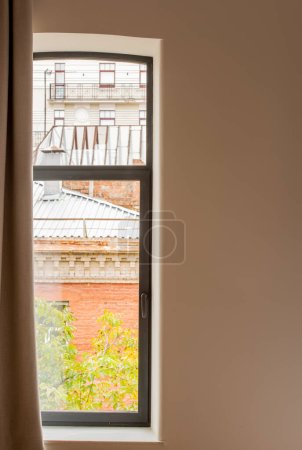 Téléchargez les photos : Window with view on european building from hotel room - en image libre de droit