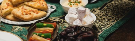 Deliciosa comida en la mesa durante la cena en el ramadán, pancarta 