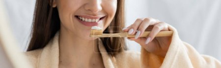 Foto de Reflejo de la mujer feliz recortado con cepillo de dientes cepillarse los dientes en el espejo del baño, pancarta - Imagen libre de derechos
