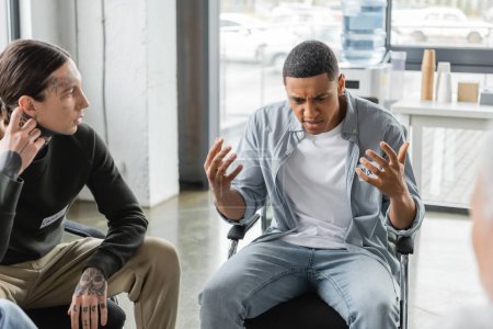 Homme afro-américain en colère avec problème de partage de dépendance à l'alcool lors d'une réunion d'alcooliques dans un centre de réadaptation 