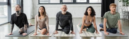 Multiethnische Menschen praktizieren Half Pigeon Asana im Yoga-Studio, Banner 