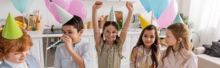 Téléchargez les photos : Groupe et les enfants heureux en casquettes s'amuser pendant la fête d'anniversaire à la maison, bannière - en image libre de droit