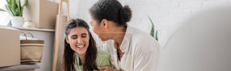 Téléchargez les photos : Heureux interracial couple lgbt rire dans nouvelle maison, bannière - en image libre de droit