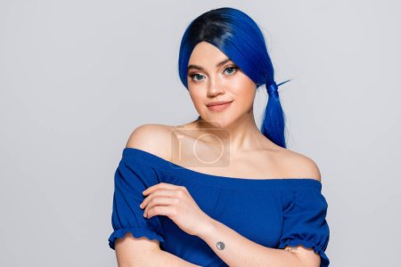 Schönheitstrends, gefärbte Haare, Sommermode, junge Frau mit nackten Schultern posiert in heller Bluse auf grauem Hintergrund, blaue Haarfarbe, Frisur, weibliches Modell, Make-up und Schönheit 