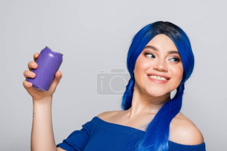 Jugendkultur, Sommerstil, glückliche Frau mit blauen Haaren, die eine Getränkedose auf grauem Hintergrund hält, moderne Subkultur, Individualismus, Jugend und Lifestyle, lebendige Farbe, Selbstausdruck, einzigartige Identität 