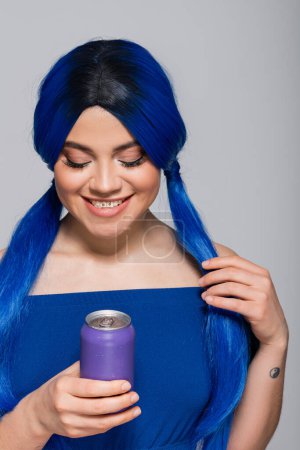 Schönheitstrends, Sommer-Stil, positive Frau mit blauen Haaren, die eine Getränkedose auf grauem Hintergrund hält, moderne Subkultur, Individualismus, Jugend und Lifestyle, lebendige Farbe, Selbstausdruck, einzigartige Identität 