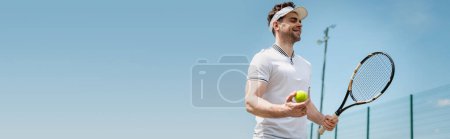 bannière, joueur de tennis joyeux dans la casquette de visière tenant raquette et ballon sur le court, fitness et motivation
