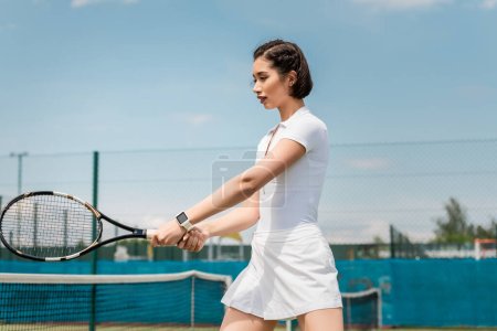 Téléchargez les photos : Coup droit, motivation et sport, portrait de femme tenant une raquette de tennis, joueuse sportive - en image libre de droit