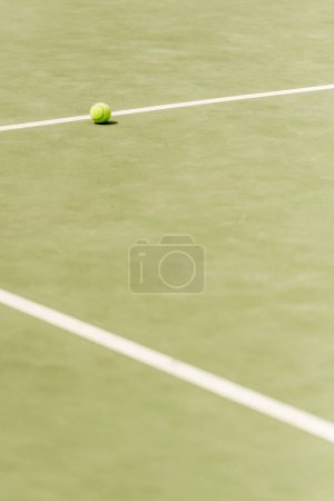 Foto de Nadie en tiro, pelota de tenis en pista espaciosa, primer plano borroso, verano, deporte y ocio - Imagen libre de derechos
