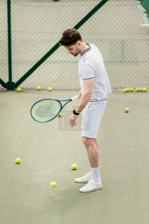 piłeczki tenisowe wokół sportowca z rakietą na korcie, hobby i rekreacji, przystojny gracz
