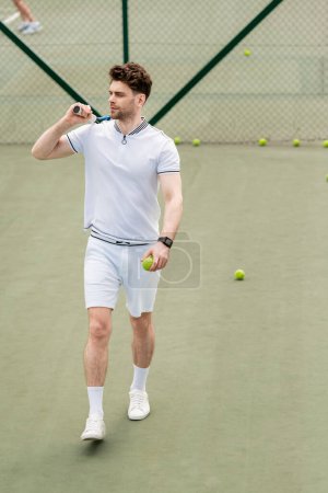 Téléchargez les photos : Belle sportive tenant raquette de tennis et marchant sur le terrain, entraînement et motivation - en image libre de droit