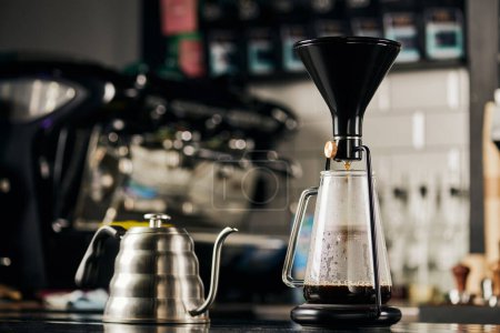Téléchargez les photos : Cafetière siphon moderne et bétail métallique goutte à goutte pour la préparation d'espresso dans un café moderne - en image libre de droit