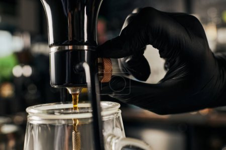 Foto de Vista de cerca de barista que regula la cafetera sifón, forma alternativa de elaboración de café expreso - Imagen libre de derechos