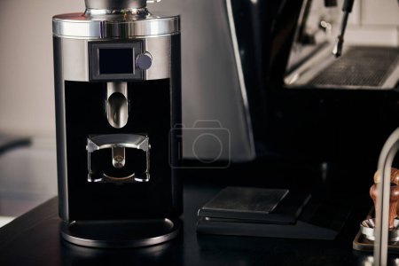 Téléchargez les photos : Café, moulin à café professionnel, appareil électrique, équipement de barista - en image libre de droit