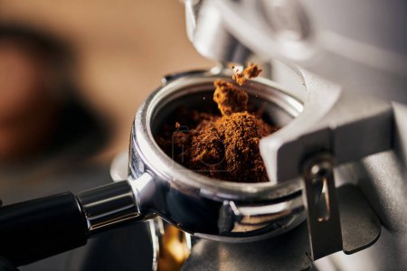 Zubereitung von Espresso, gemahlenem Kaffee im Portafilter, Kaffeemaschine, Nahaufnahme, Kaffeeextraktion 