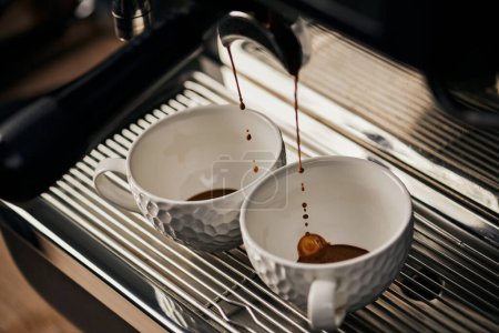 ekstrakcja kawy, gorący napój, espresso do filiżanek, profesjonalny ekspres do kawy, kawiarnia 