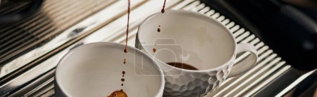 Foto de Extracción de café, bebida caliente, espresso goteando en tazas, máquina de café profesional, pancarta - Imagen libre de derechos