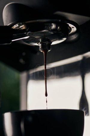 Foto de Extracción de café, gotas, bebida caliente, espresso goteando en la taza, máquina de café profesional - Imagen libre de derechos