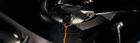 Kaffeeextraktion, schwarzer Kaffee, Espresso, der aus der professionellen Kaffeemaschine tropft, Aroma, Banner 