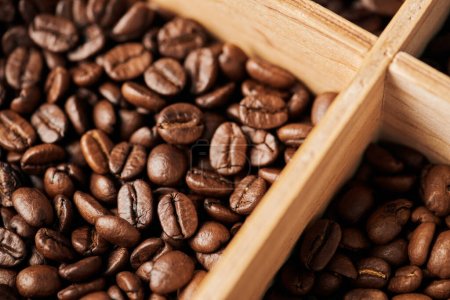 Téléchargez les photos : Grains de café en boîte en bois, torréfaction foncée et moyenne, caféine et énergie, fond de café, arabica - en image libre de droit