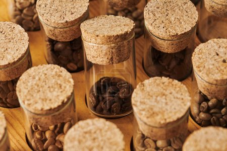 grains de café torréfiés dans des bocaux en verre avec liège, caféine et énergie, arabica, fond de café 