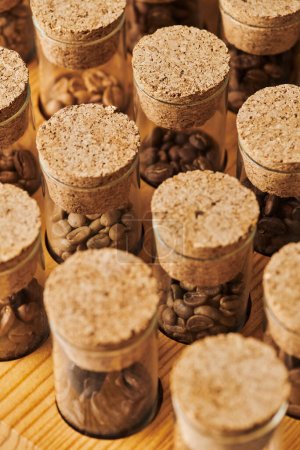 granos de café en frascos de vidrio con corcho, diferentes tostados, cafeína y energía, fondo de café 