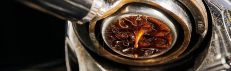 café noir, extraction, expresso chaud égouttant dans la tasse, machine à café professionnelle, bannière