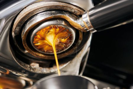 schwarzer Kaffee, Extraktion, frischer Espresso, der in Tasse tropft, professionelle Kaffeemaschine 