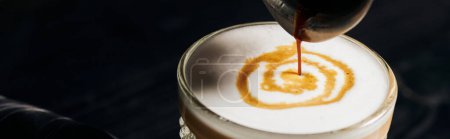 Foto de Latte macchiato, verter espresso en vidrio, jarra con café, espuma de leche, energía, pancarta - Imagen libre de derechos