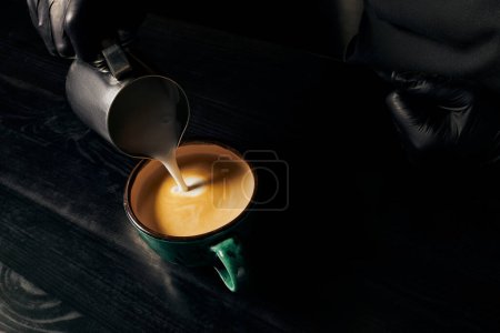 Foto de Barista preparación de capuchino, latte art, jarra con leche, taza con bebida, arábica, energía - Imagen libre de derechos