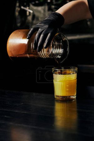 Barista bereitet Hummelgetränk zu, gießt Espresso in Orangensaft, Getränk, Erfrischung, Kaffee 