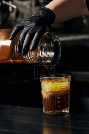 barista haciendo abejorro, vertiendo espresso en el jugo de naranja, bebida, refrescante, café frío 