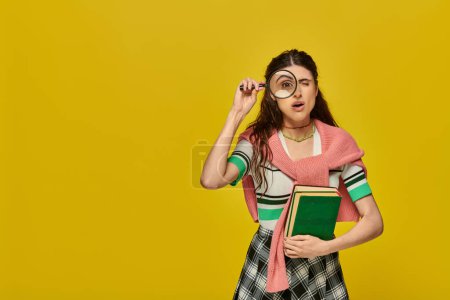 neugierige Studentin mit Büchern und Lupe, Zoom, Entdeckung, junge Frau im College-Outfit, gelb