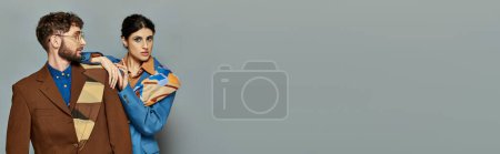Téléchargez les photos : Homme et femme élégants en costumes posant sur fond gris, style élégant, vêtements formels, vêtements, bannière - en image libre de droit