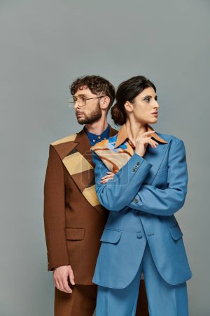retrato de hombre en gafas y mujer mirando a diferentes direcciones, modelos en trajes de moda
