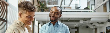 hombre afroamericano feliz mirando a colega, trabajadores de oficina, startup, generación z, pancarta