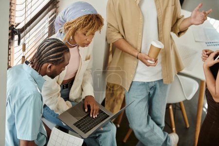 hombre y mujer afroamericanos usando laptop, startup, diversidad, coworking, proyecto de planificación