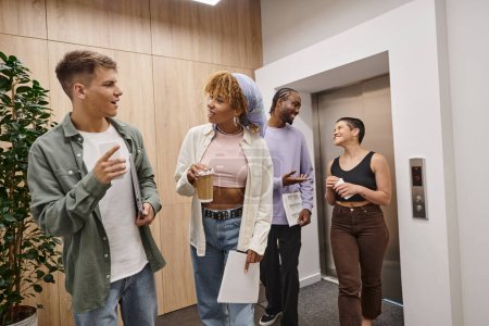 diversidad cultural, hombres y mujeres interracial felices charlando en el pasillo, coworking moderno, startup