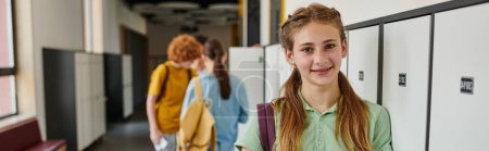 Banner, positives Teenie-Mädchen, das auf dem Schulflur in die Kamera schaut, glückliches Gesicht, zurück zum Schulkonzept