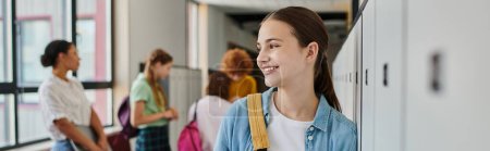 Foto de Pancarta, chica adolescente feliz sonriendo en el pasillo de la escuela, diversidad cultural, maestro y niños, desenfoque - Imagen libre de derechos