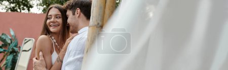 glücklicher Mann umarmt Freundin mit Tätowierung im Sommerurlaub, Paar und Romantik, Banner