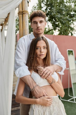 Foto de Hombre guapo y hermosa mujer en traje de verano blanco mirando a la cámara juntos, pareja vinculación - Imagen libre de derechos