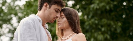 Téléchargez les photos : Vue faible angle de bel homme embrassant petite amie et debout ensemble à l'extérieur, romantique, bannière - en image libre de droit