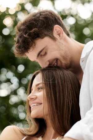 Paarbindung und Vertrauen, fröhlicher Mann küsst Kopf einer schönen Frau, romantisches Kurzurlaubskonzept