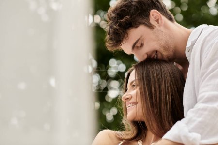Paarbindung und Liebe, glücklicher Mann küsst Kopf einer schönen Frau, romantisches Kurzurlaubskonzept