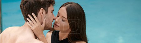 Frau im schwarzen Badeanzug umarmt und küsst hemdlosen Mann im Pool, sexy Paar im Urlaub, Banner