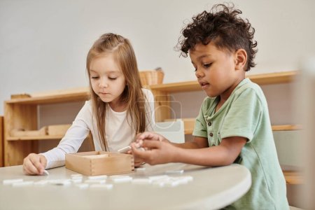 Mathe lernen, vielfältige Kinder, afrikanisch-amerikanischer Junge spielt mit Mädchen, Montessori-Schulkonzept